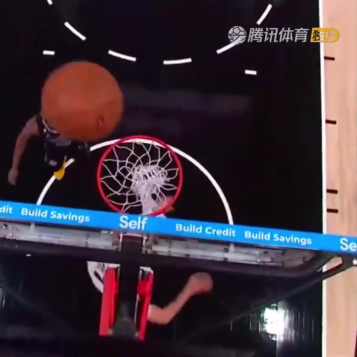 罕見一幕！努爾基奇拋投 球神奇停在籃板上沿 看呆凱爾登！（努爾基奇集錦）